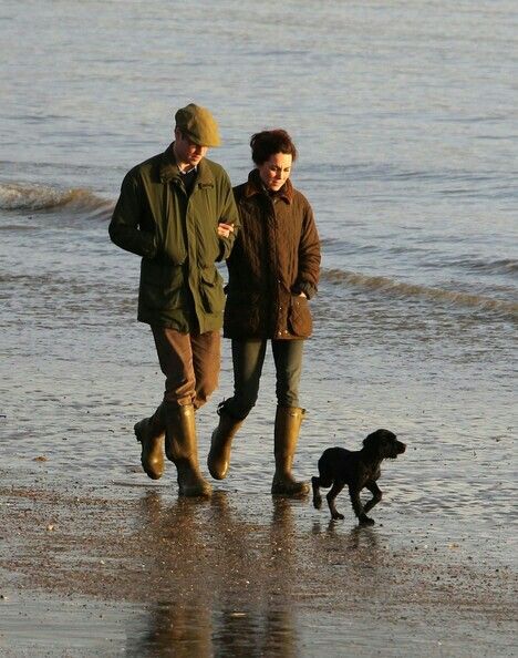 William and Kate walking Lupo :) Principe William Y Kate, Kat Williams, Kate Und William, Duchesse Kate, Herzogin Von Cambridge, Prince William Et Kate, Princesse Kate Middleton, William E Kate, Kate Middleton Pictures