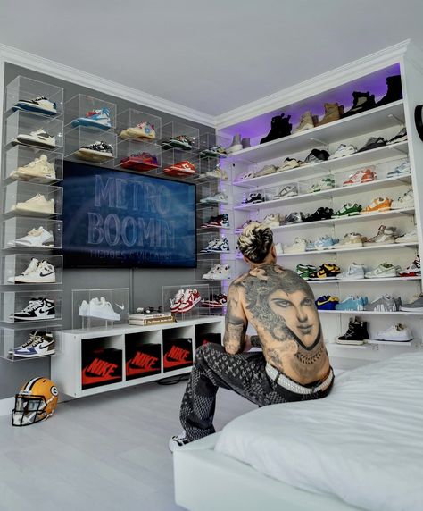 Sneaker Room Aesthetic, Decoration Ideas Aesthetic, Sneakerhead Bedroom, Sneaker Room, Mens Room Decor, Sneakerhead Room, Mens Bedroom Decor, Hypebeast Room, Aesthetic Architecture