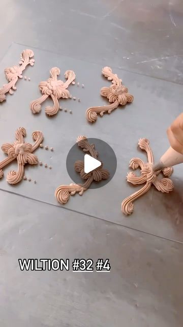 刘颖颖 on Instagram: "Here‘s your essential vintage cake piping practice! Give it a try, everyone!

#birthdaycake #dessert#cake#customcake #cakedecorating#cakedesign#style#bread#creativecake#foodexploration#pearlcake#freshandsimple#party#coffee#fancycake#prettycakes#cakesofinstagram#eggfreecake#foodie#cakestagram#redvelvetcake#buttercreamcake #piping #weddingcake #summer #wedding" Vintage Wedding Cake Piping, Vintage Cake Piping, Vintage Piping Cake, Wedding Cake Piping, Piping Practice, Frosting Ideas, Cake Frame, Cake Tips, Cake Borders