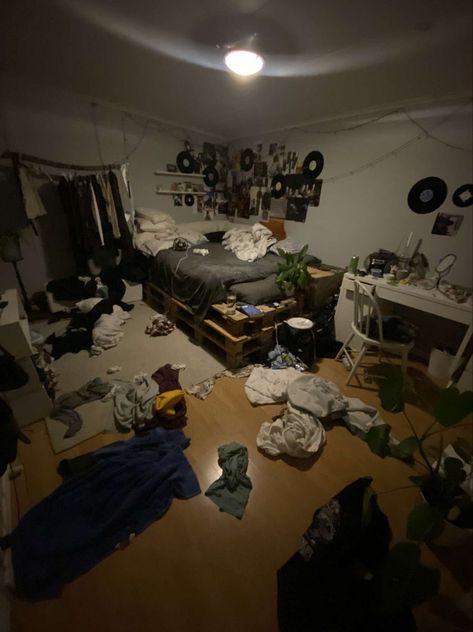 Messy Basement Aesthetic, 0.5 Room Pictures, Messy College Dorm Aesthetic, Messy Apartment Aesthetic Grunge, Grunge Room Messy, Messy Dorm Room Aesthetic, Room Mates Aesthetic, Messy Room Ideas, Messy Boy Aesthetic