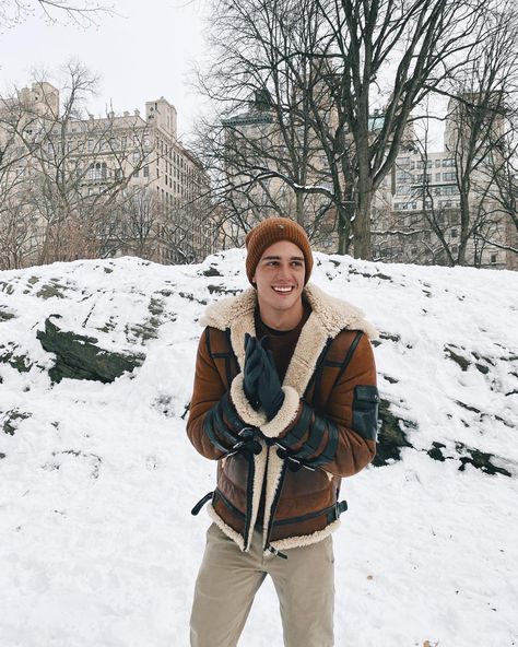 Snow Outfit Men, Xavier Serrano, Winter Outfits Snow, Snow Photoshoot, New York Outfits, New York Winter, Snow Pictures, Snow Photography, Instagram Men