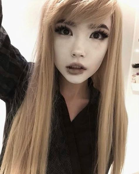 Doll Eye Makeup, Dyed Hair Inspiration, Alt Girls, Cool Makeup Looks, Unique Makeup, Emo Makeup, Goth Makeup, Grunge Style, Cute Selfie Ideas