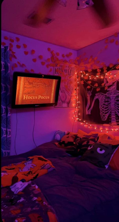 Halloween Room Ideas Bedrooms Scary, Halloween Decor Room Bedrooms, Halloween Room Makeover, Halloween Room Decor Ideas Bedrooms, Cute Halloween Room Ideas, Halloween Bedroom Decor Aesthetic, Vintage Halloween Room, Halloween Room Inspiration, Fall Room Ideas Bedrooms