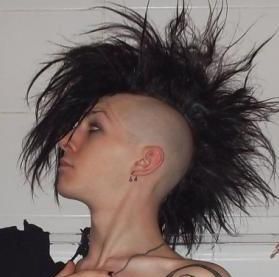 Deathhawk Girl Mohawk, Look Grunge, Mohawk Hairstyles, Punk Hair, Alternative Hair, Estilo Punk, Diy Beauty Hacks, Hair Reference, Grunge Hair