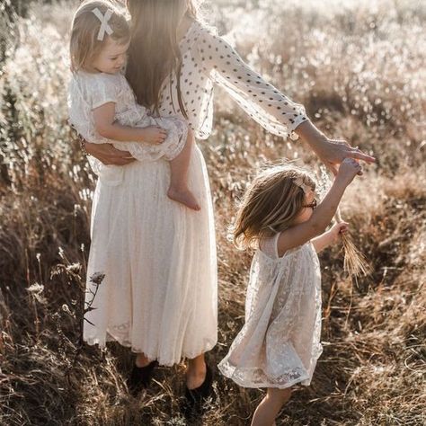 Summer Family Pictures, Mother Daughter Photoshoot, Mommy And Me Photo Shoot, Mother Daughter Photos, Summer Family Photos, Mother Daughter Photography, Photographie Portrait Inspiration, Family Picture Outfits, Foto Baby