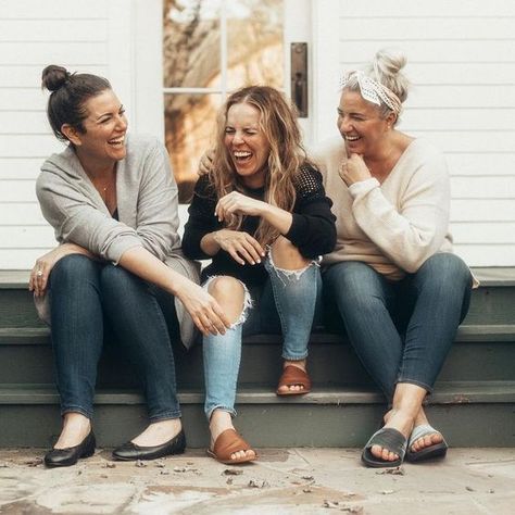 Jenna Kutcher, Friendship Images, Friendship Photography, Family Photoshoot Poses, Friendship Photos, Friendship Photoshoot, Women Friendship, Sibling Photography, Sisters Photoshoot