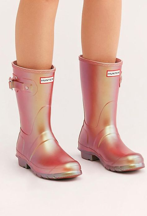 Hunter Released Pink Iridescent Rain Boots So Pretty, Even Disney Princesses Aren’t Worthy Hunter Short, Cute Rain Boots, Hunter Boots Outfit, Rainy Day Outfits, Pink Iridescent, Timberland Style, Fashionable Snow Boots, Rain Shoes, Hunter Rain Boots