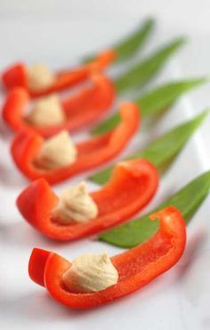 Party Frosting: Red pepper with dollop of hummus--easy peasy and healthy appetizer! Could use red & green peppers for Christmas party appetizer! Gluten Free Hummus Recipe, Mini Aperitivos, Hummus Easy, Mini Antipasti, Gluten Free Hummus, Fest Mad, Healthy Appetizer, Mini Appetizers, Fingerfood Party