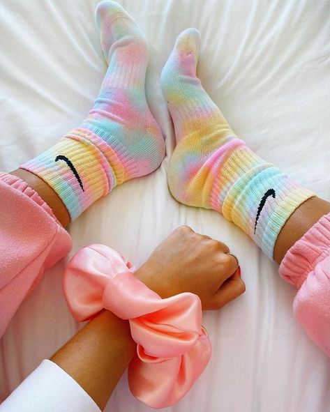 Cute Nike Socks, Diy Tie Dye Socks, Diy Tie Dye Techniques, Tie Dye Ideas, Pretty Socks, Socks Nike, Diy Tie Dye, Vintage Socks, Tie Dye Crafts