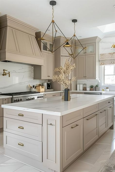 48 Neutral Kitchen Ideas to Fuel Your Inspiration - DecorWithEva Gold Finishes Kitchen, European Kitchen Design Modern, Cream Color Kitchen, Elegant Kitchens Luxury, Modern Neutral Kitchen, New Home Kitchen Ideas, Neutral Kitchen Ideas, Cream Colored Kitchens, Dream Kitchen Ideas