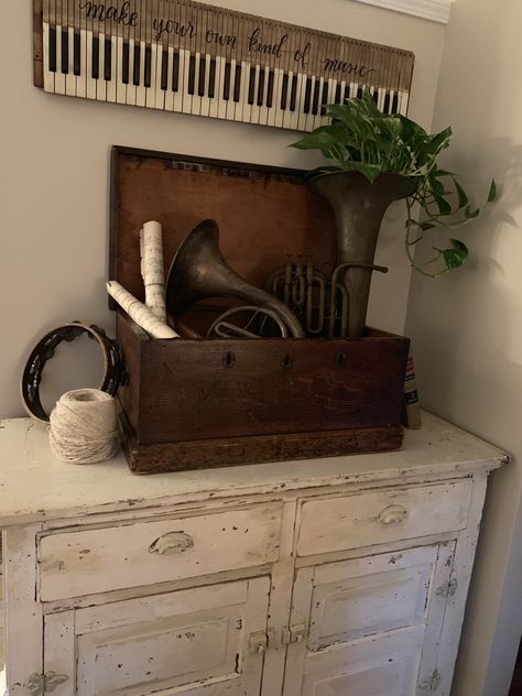 Old Instruments Decor, Decorating With Musical Instruments, Repurposed Musical Instruments, Music Memorabilia Display Ideas, Sheet Music Decor, Piano Crafts, Music Themed Decor, Music Instruments Diy, Music Home Decor