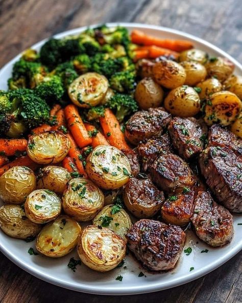 The Pioneer Woman_Ree Drummond � "Recipes" | Garlic Herb Steak Bites with Roasted Vegetables 🥩🥔🥕🥦 | Facebook Vegetables With Steak, Wow Recipes, Garlic Herb Steak, Steak And Vegetables, Steak Sirloin, Ree Drummond Recipes, Pioneer Woman Ree Drummond, Steak Bites, Ree Drummond