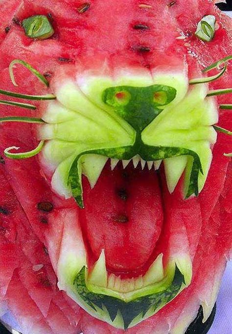 León de sandía Design Cibo, Watermelon Art, Watermelon Carving, Decorações Com Comidas, Fruit And Vegetable Carving, Vegetable Carving, Food Carving, Fruit Carving, God Mat