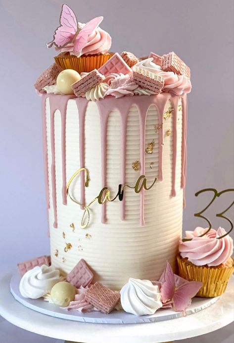 Bespoke Cakes Birthday, Drip Cake Mujer, Tall Buttercream Cake, Tall Cake Designs, Robin Cake, 18th Birthday Cake Designs, Deserts Cupcakes, Diy Cake Topper Birthday, Tall Cake