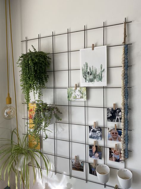 Metal Grid Wall Decor Aesthetic, Grid Board Ideas Aesthetic, Wire Wall Grid Aesthetic, Wall Grid Ideas Bedroom, Aesthetic Wall Grid Ideas, Wall Grid Aesthetic, Wall Grid Ideas, Metal Grid Wall Decor, Clothespin Photo Display