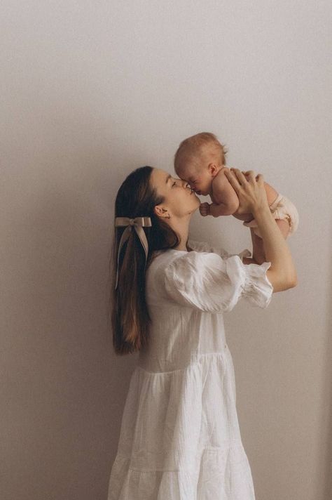 Newborn And Mum Photoshoot, Aesthetic Newborn Photoshoot, Mom And Newborn Aesthetic, Mother Newborn Pictures, Newborn Mom Aesthetic, Newborn Photography Mom Outfit, Mommy And Me Newborn Pictures, Newborn Film Photography, Mom And Infant Photography