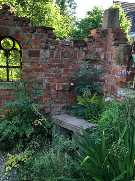 Artistic Garden Ideas, Garden Ruins Diy, Old Garden Wall, Red Brick Courtyard, Old Bricks Ideas Diy, Brick Wall With Plants, Stone Wall Outdoor, Ruins Garden, Garden Brick Wall