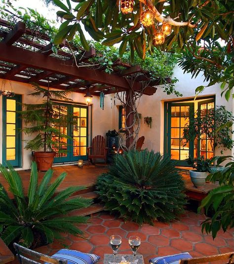 Spanish Backyard Landscaping, Spanish Colonial Homes Exterior, Bungalow Courtyard, Spanish Style Homes Exterior, Mexican Patio Ideas, Spanish Style Backyard, Desert Patio, Hacienda Style Homes Mexican, Spanish Style Patio