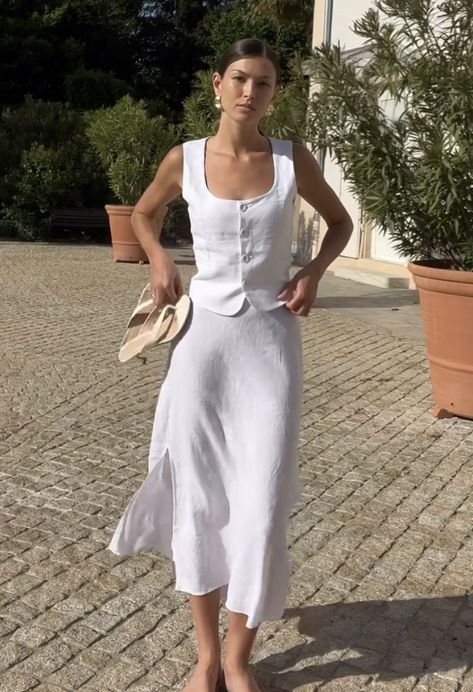 French Summer Aesthetic Outfit, Sardinia Summer Outfit, Airport Classy Outfit, Italian Style Fashion Women Summer, Provence Style Fashion, Aus Summer Outfits, Italian Outfits Women Spring, Italian Vibes Outfits, Italian Summer Outfits Classy