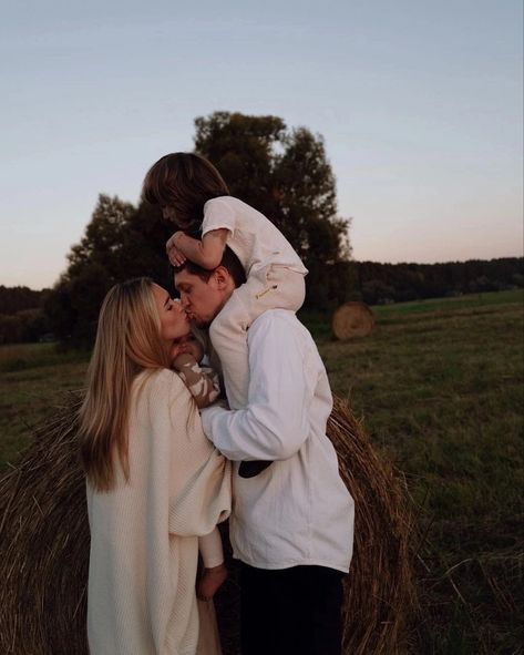 Aesthetic Family Pictures, Happy Family Aesthetic, Moments Aesthetic, Aesthetic Family, Cozy Cuddles, Hidden Doors, Barking Dog, Dream Family, Family Of 4