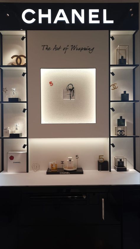 Small Perfume Shop Interior Design, Perfume Store Interior Design, Perfume Shop Interior Design, Perfume Showroom, Luxury Cosmetics Design, Perfume Booth, Niche Perfume Collection, Fragrance Display, Bvlgari Perfume