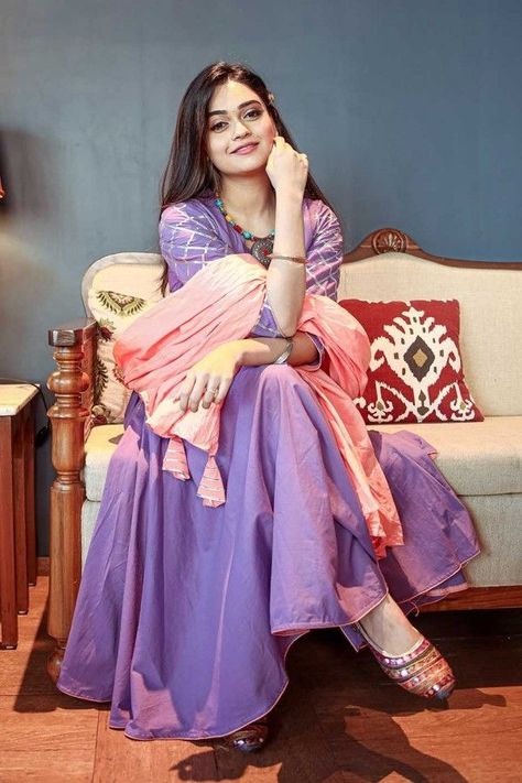 Poses In Suit, Vaishnavi Rao, Purple Anarkali, Simple Indian Suits, Suit With Dupatta, Kalamkari Dresses, Bride Photos Poses, Fancy Sarees Party Wear, Beautiful Pakistani Dresses