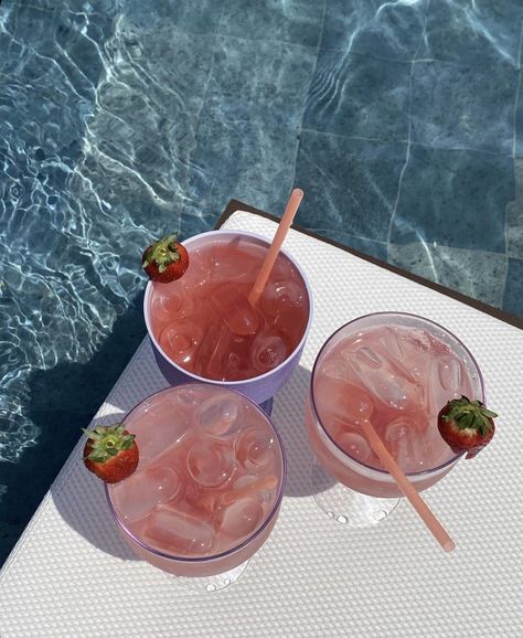 Syrups For Drinks, Drinks By The Pool, Holiday Drinks Alcohol, Drink Syrups, Strawberry Drinks, Pretty Drinks, Pink Drinks, Summer Feeling, Summer Dream