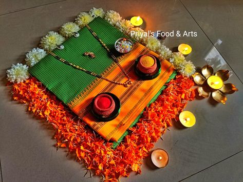 रुखवत Ideas, Haldi Kumkum Decoration Ideas, Decoration For Haldi, Haldi Kumkum Rangoli, Saree Rangoli, Haldi Kunku, Haldi Kumkum, Indian Rangoli Designs, Home Flower Decor