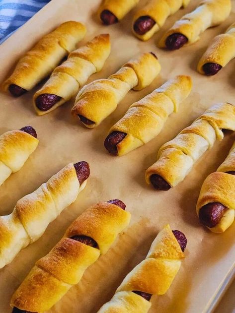 A quick and easy, freezer friendly breakfast option that everyone will love. Breakfast Pigs in a Blanket are created using just two ingredients: crescent dough and breakfast sausage links. They’re ideal for school mornings, brunches, and can be easily frozen for later use.Similar to the traditional pigs in a blanket, these treats are crafted with crescent dough, but instead of lil smokies or hotdogs, they’re filled with breakfast sausage links, making them an excellent choice for bre… Breakfast Pigs In A Blanket, Freezer Friendly Breakfast, Pancakes On A Stick, Breakfast Sausage Links, Sausage Links, Crescent Dough, Breakfast Sausage, Crescent Roll Dough, Pigs In A Blanket