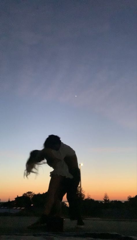 Bf And Gf, Kissing In The Rain, Teenage Love, Best Friend Photography, Night Couple, Couple Romance, Couple Goals Teenagers, Boyfriend Goals