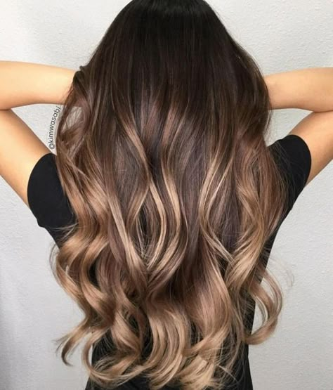 5 tonos balayage en tendencia 2020 perfectos para morenas. Gold Balayage Para hacer que tu cabello luzca con mucho más brillo esta temporada, intenta agregar mechas doradas a tu tinte balayage. Estas mechas ayudarán a que resalte tu tono natural y agregarán mucho brillo y luz a tu cabello de forma sutil. Checa estas ideas. Hair Color Flamboyage, Hair Color Blonde Highlights, Balayage Blond, Brown With Blonde Highlights, Brown Ombre Hair, Brunette Hair With Highlights, Long Face Hairstyles, Dark Hair With Highlights, Blonde Hair With Highlights