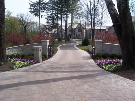 Easy Garden Ideas Landscaping, Beautiful Driveways, Driveway Entrance Landscaping, Long Driveway, Landscape Pavers, Driveway Ideas, Driveway Entrance, Driveway Design, Driveway Landscaping