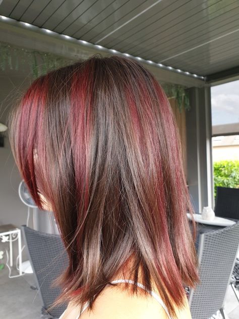 Red Skunk Hair Brown, Middle Layer Dyed Hair, Red Highlights Brown Hair Short, Dark Red Dyed Hair Underneath, Red Highlight On Brown Hair, Red N Brown Hair, Black And Red Chunky Highlights Curly Hair, Short Brown Hair Dye Ideas, Highlights Short Hair Brown