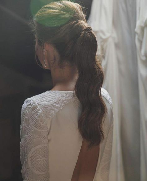 Ponytail Bridal Hair, Bridesmaid Hair Inspo, Peinados Hair Styles, Classy Hairstyles, Bridesmaid Hair Makeup, Wedding Hair Inspiration, Penteado Cabelo Curto, White Dresses, Wedding Hair And Makeup