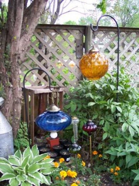 Upcycle Projects and Ideas - DIY Upcycled Household Items and Junk Into Furniture, Decor and More - Reusero diy ideas Taman Vintage, Garden Globes, Garden Totems, Swag Lamp, Garden Junk, Glass Garden Art, Vintage Garden Decor, Cactus Y Suculentas, Hanging Garden