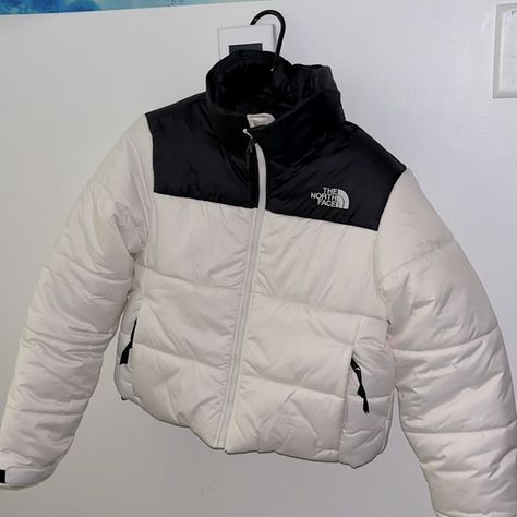 North face puffer jacket in black and white (size small) Parka The North Face, White And Black North Face Puffer, Giubbotto North Face, White North Face Puffer Jacket Outfit, The North Face White Jacket, Campera North Face, North Face Clothes, Northface Black Puffer, North Face White Puffer Jacket