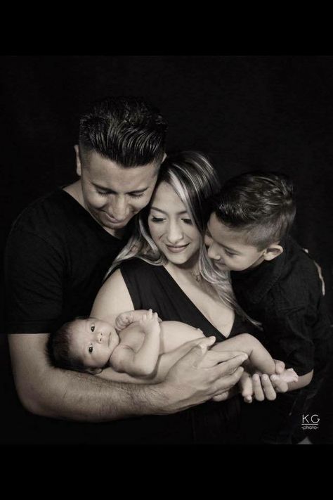 2nd Pregnancy Photoshoot, Family Of 4 Picture Poses With Newborn, Newborn Family Pictures, Maternity Photography Poses Couple, Cute Family Photos, Foto Newborn, Family Photoshoot Poses, Maternity Photography Poses Pregnancy Pics, Baby Fotografie