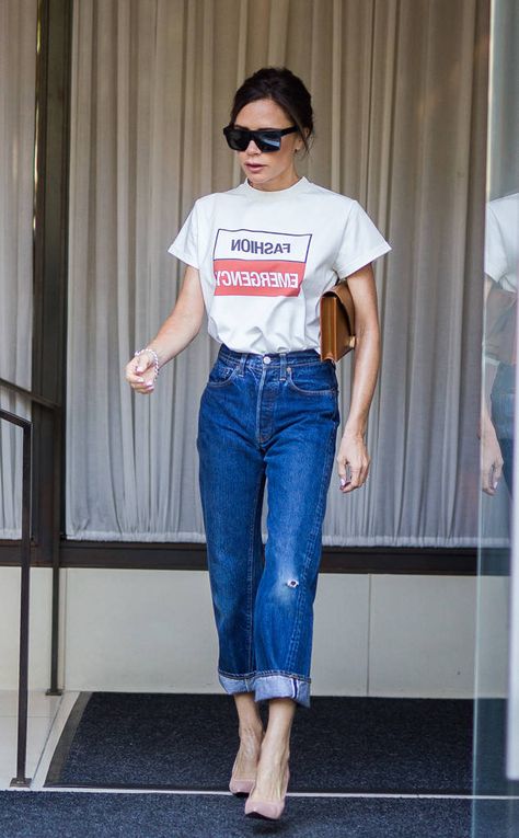 Victoria Beckham from The Big Picture: Today's Hot Photos  Casual chic! The fashionista rocks jeans and a tee in New York City. Loose Tshirt Outfits, Loose Jeans Outfit, Victoria Beckham Jeans, Loose Tshirt, Victoria Beckham Outfits, Victoria Beckham Dress, Victoria Beckham Style, Tshirt Outfits, Casual Chic Style