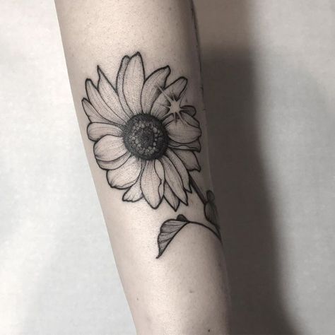 Sunflower Tattoo Thigh, Sunflower Tattoo Simple, Mandala Rose Tattoo, Simple Flower Tattoo, Sunflower Tattoo Sleeve, Sunflower Tattoo Shoulder, Tattoo Line, Armband Tattoos, Ornamental Tattoo