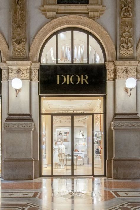 Christian Dior Dior Store, Dior 2022, Dior Shop, Dior Boutique, Retail Store Interior Design, Shop Facade, Commercial And Office Architecture, Sliding Folding Doors, Jewelry Store Design