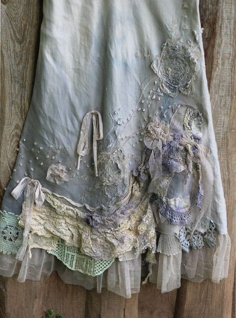 Me encanta!!! 😍😍 Shabby Chic Outfits, Tas Denim, Rose Romantic, Shabby Chic Clothes, Estilo Hippie, Altered Couture, Frou Frou, Skirt Maxi, Linen Jacket