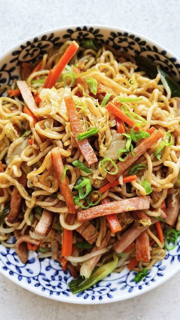 Hawaiian Fried Noodles, Spam Noodle Recipes, Spam And Noodles Recipe, Spam Noodles, Fried Saimin Recipe Hawaii, Spam Stir Fry, Fried Saimin Recipe, Saimin Recipe, Fried Saimin