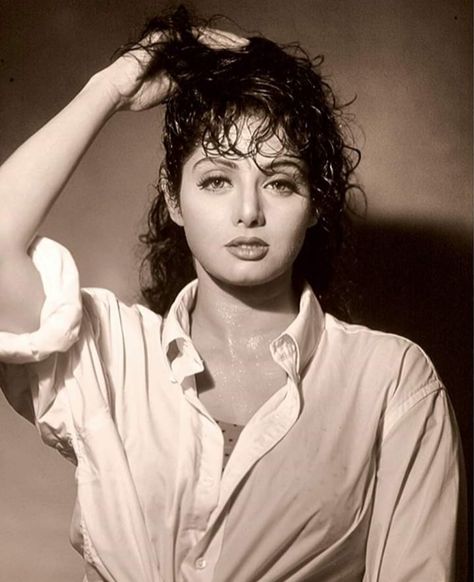 Retro Bollywood Fashion, 90s Bollywood Fashion, Bollywood Retro, Filmfare Award, Vintage Bollywood Aesthetic, Sri Devi, Old Film Stars, 90s Bollywood Aesthetic, Bollywood Aesthetic