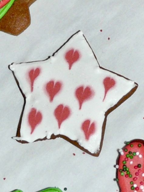 How to Prevent Color Bleed in Royal Icing How To Prevent Color Bleed In Royal Icing, Royal Cookies, Royal Iced Cookies, Royal Icing Transfers, Frozen Cookies, Icing Colors, Sugar Cookie Frosting, White Icing, Cookie Frosting