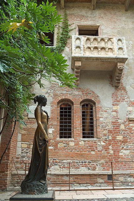 Italia, Verona: Julieta y su balcón en la casa de los Capuleto. Romeo Juliet Balcony, Romeo And Juliet Balcony, Romeo I Julia, Romeo Und Julia, Juliet Balcony, Verona Italy, Innsbruck, Italy Vacation, Northern Italy