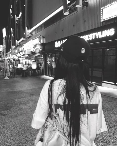 Kpop Dark Aesthetic, Kpop Dark Icons, Aespa Aesthetic, Aespa Karina Icon, Karina Icon, Korean Photo, Girl's Swag, Black And White Girl, Latina Fashion Outfits