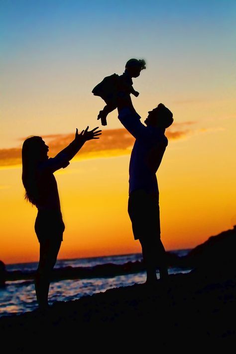 Mother Father And Baby, Couple With Baby, Summer Family Photos, Phone Wallpaper Boho, Dont Touch My Phone Wallpaper, Couple Silhouette, Canvas Painting Designs, Art Gallery Wallpaper, Photo Background Images