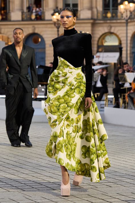 Vogue World Fall 2024 Couture Collection Vogue Fashion Trends, Couture 2024, Fashion Catwalk, Trends 2025, Blouse Casual Fashion, Stylish Work Attire, Clothes Designer, Top Design Fashion, Dress 2024