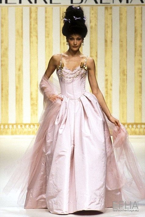 Runway Gowns, 90s Runway Fashion, Runway Fashion Couture, Vintage Runway, Claudia Schiffer, Runway Dresses, Pierre Balmain, Vestidos Vintage, Gala Dresses