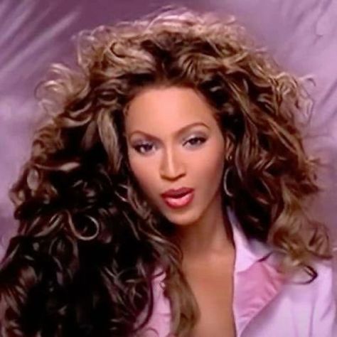 Beyonce 2000's, Pink 2000s, Beyonce Hair, Beyonce Outfits, Beyonce Style, Dyed Hair Inspiration, Beyonce Queen, Dream Hair, Afro Hairstyles